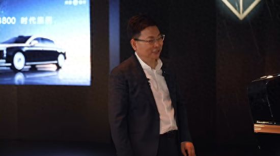 问界M9销量“核爆”背后：华为如何用科技撕开豪车门缝？