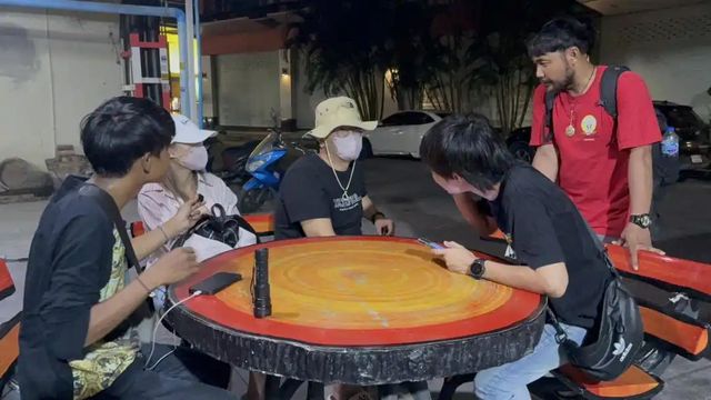 中国游客在泰国街头突遭木棍砸头