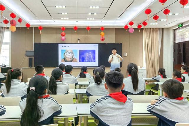 《科技背后的神秘密码》——须小让神话 “飞”进科技课堂