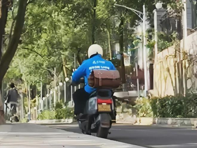 学医13年后，他注册成为外卖员