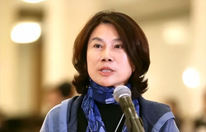 董明珠连任董事长卸任总裁，骂完海归骂小米