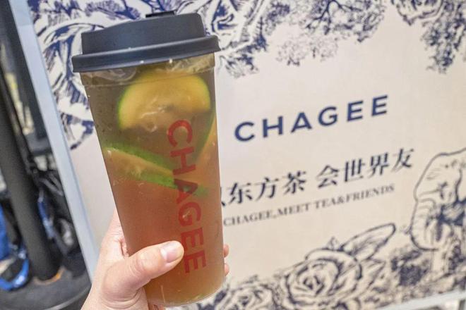 喝奶茶的年轻人，腻了？