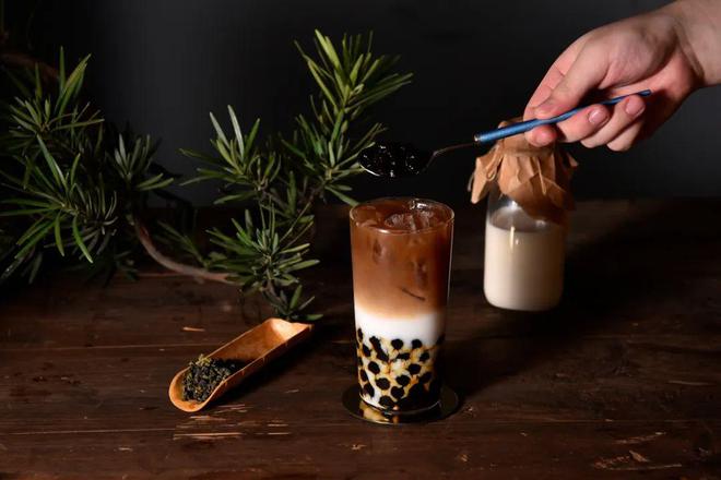 喝奶茶的年轻人，腻了？
