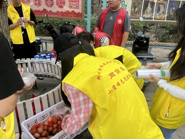 郑州财税金融职业学院商贸系开展爱心福蛋送温情活动