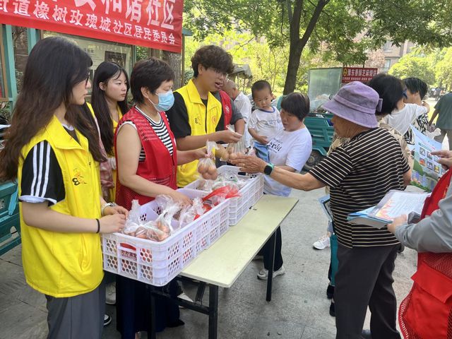 郑州财税金融职业学院商贸系开展爱心福蛋送温情活动