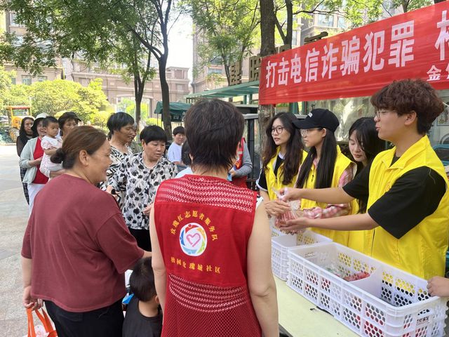 郑州财税金融职业学院商贸系开展爱心福蛋送温情活动