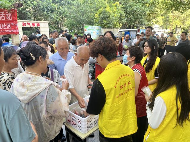 郑州财税金融职业学院商贸系开展爱心福蛋送温情活动