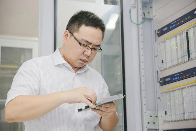 欧洲大停电 中国一电工意外红了