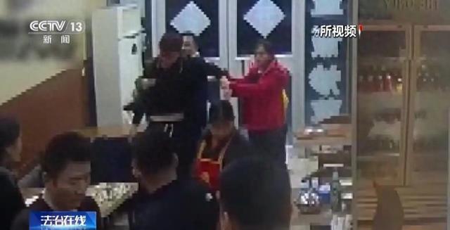 被打后反击老板娘被拘5天，五年维权终正名：还手不是互殴！