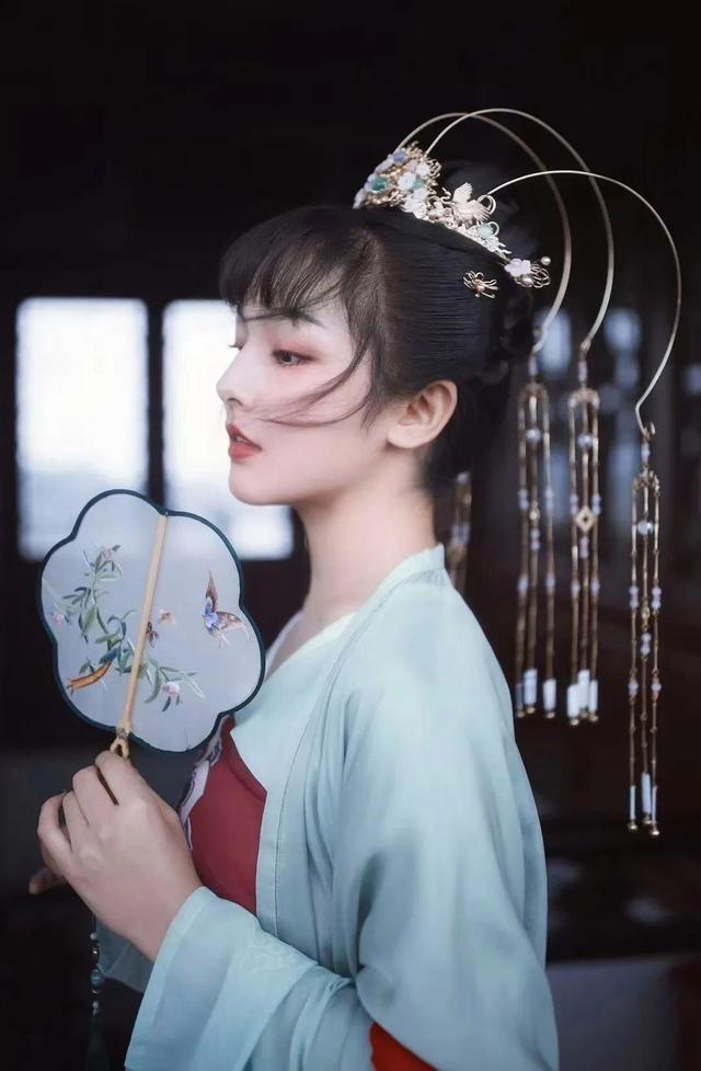 “军营版迪丽热巴”获全国表彰 草原女儿的奋斗故事