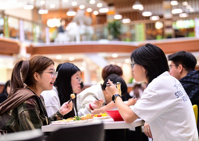 高校食堂爆改商场B1，大学生的钱包遭不住了