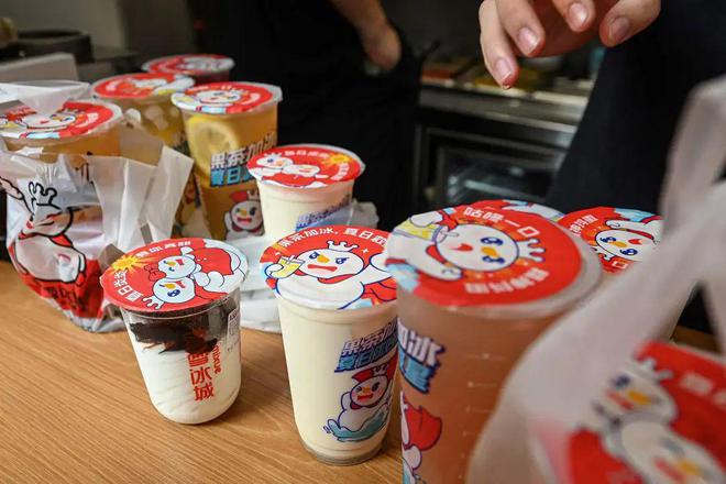 高校食堂爆改商场B1，大学生的钱包遭不住了