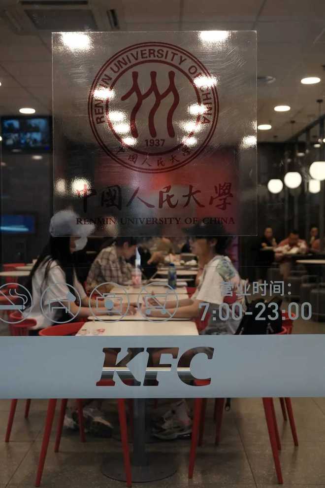 高校食堂爆改商场B1，大学生的钱包遭不住了