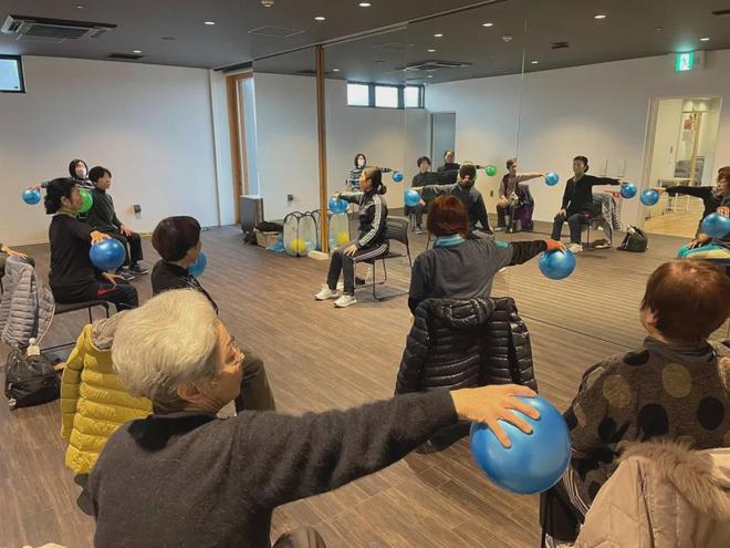 日本养老神话，也“塌房”了？