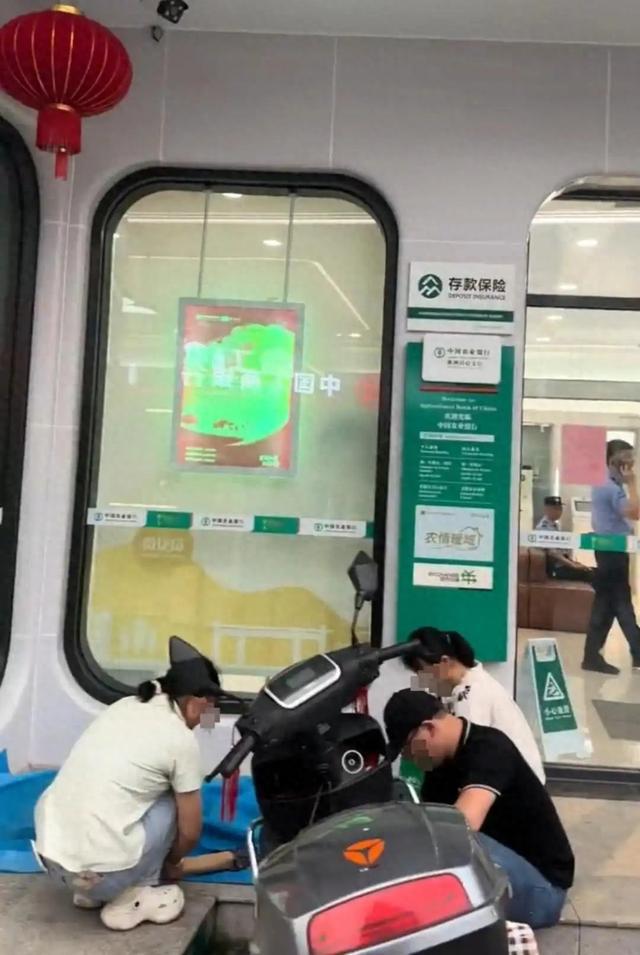 有网友质疑老人银行取款身亡系碰瓷，家属要求公布监控自证清白