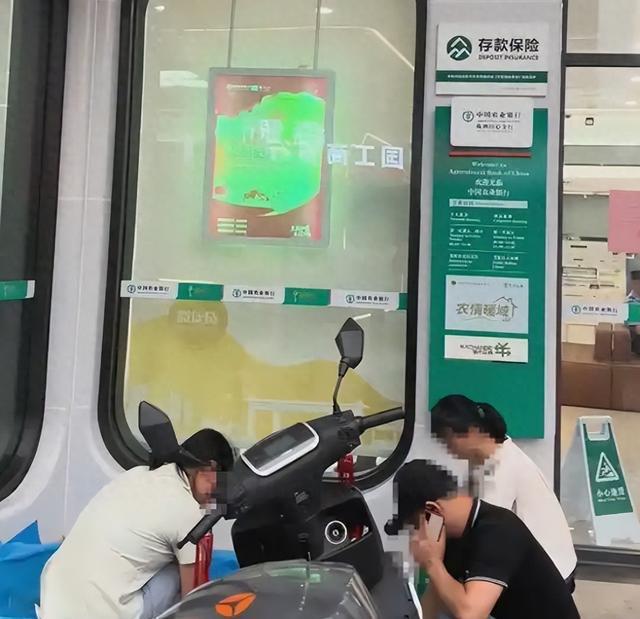 农行公布老人办业务期间离世细节与家属说法不同，谁在说谎？