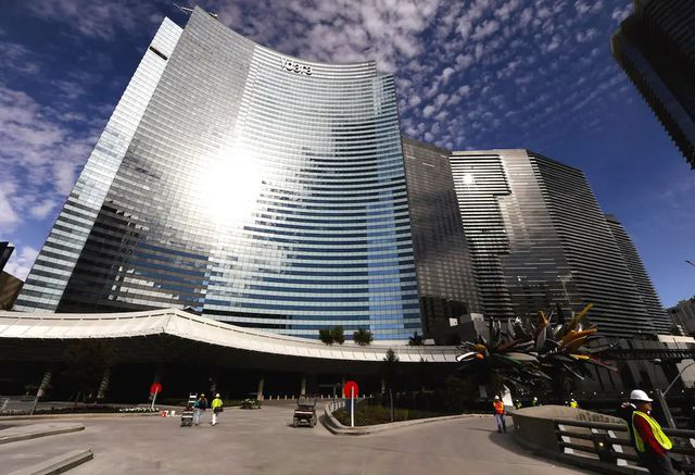 这栋大楼可以发出“死亡射线”，把人的头发都烤焦了