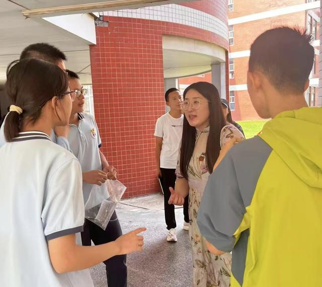 郑州八中九年级全体老师集体送考 家校合力为学子们保驾护航