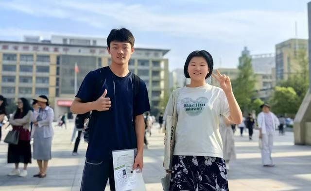 郑州八中九年级全体老师集体送考 家校合力为学子们保驾护航