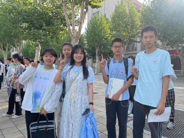 郑州八中九年级全体老师集体送考 家校合力为学子们保驾护航
