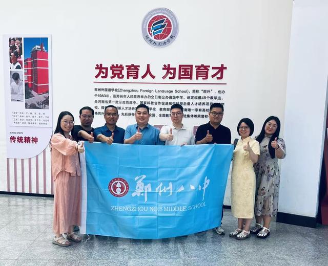 郑州八中九年级全体老师集体送考 家校合力为学子们保驾护航