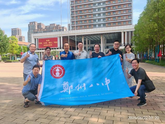 郑州八中九年级全体老师集体送考 家校合力为学子们保驾护航