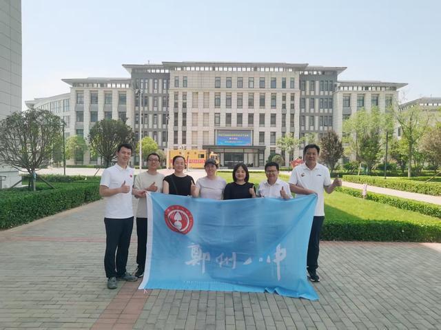 郑州八中九年级全体老师集体送考 家校合力为学子们保驾护航