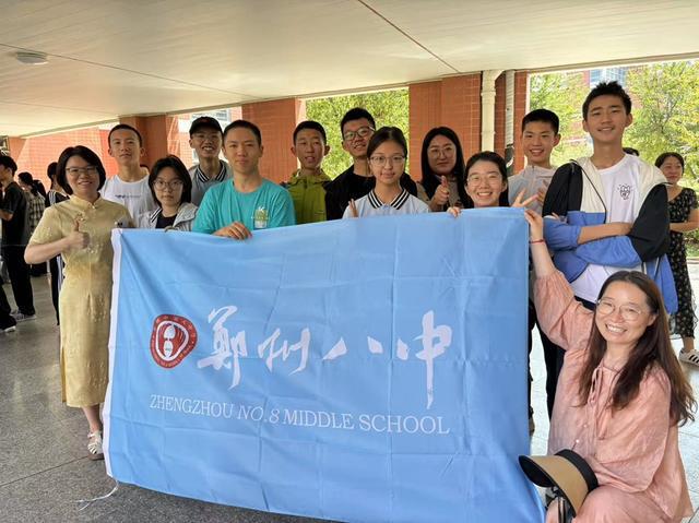 郑州八中九年级全体老师集体送考 家校合力为学子们保驾护航