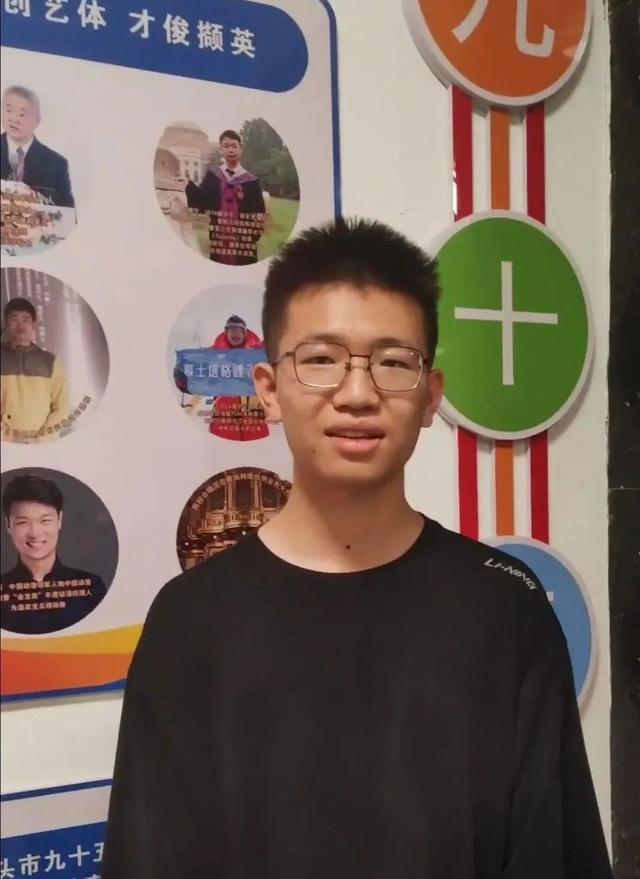 内蒙古男生高考713分，现场瞬间沸腾！北大连夜上门招生，老师：刷新了学校记录