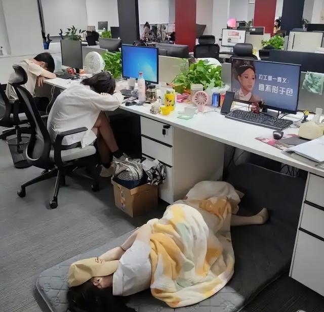 女生在公司午休一觉睡到五点半，同事有默契都没打扰