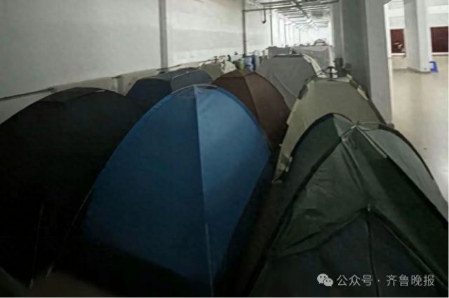 学生热得在楼道、操场打地铺，多所高校回应无空调