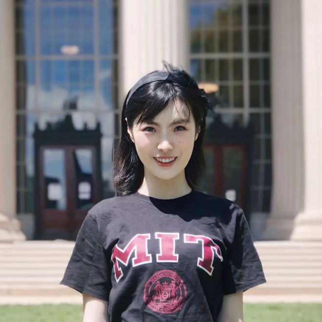 一位广州00后女生爆红