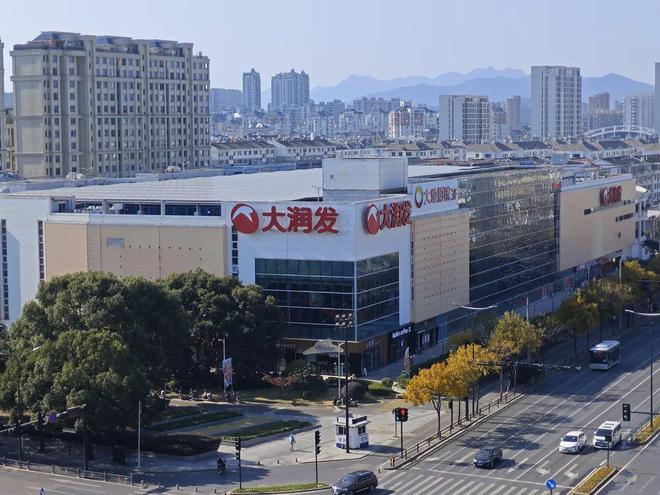 什么都卖的大超市，正在被挤出市中心？