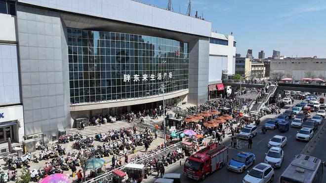 什么都卖的大超市，正在被挤出市中心？