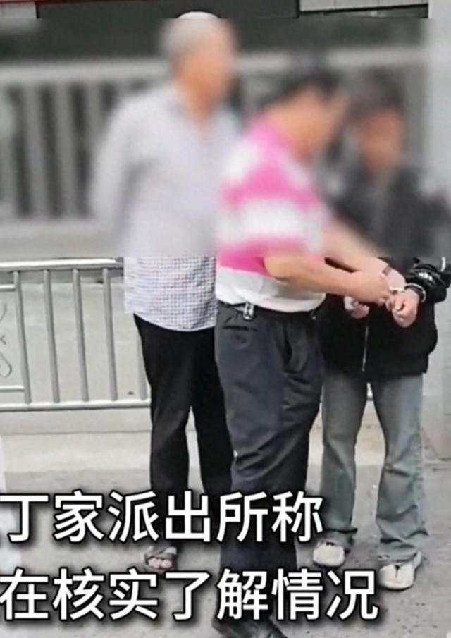 重庆街头学生被老人用手铐铐住双手 警方：正在追查手铐来源