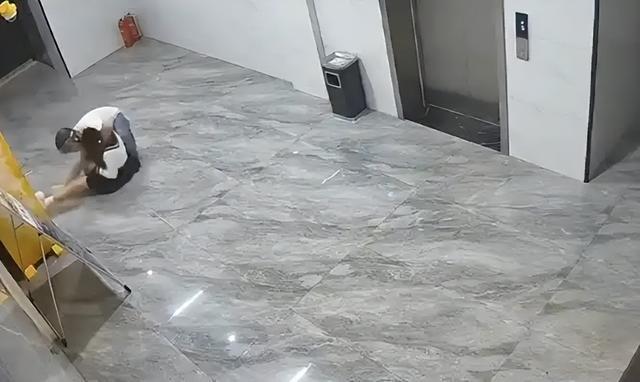 凌晨三点一头盔男猥亵女子后48小时被抓，监控下的罪恶无所遁形