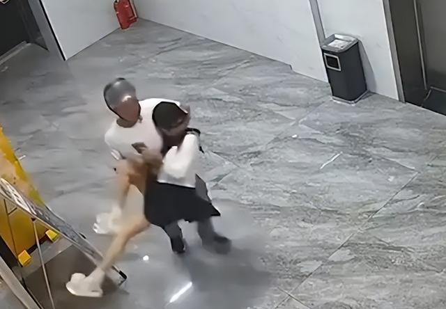 凌晨三点一头盔男猥亵女子后48小时被抓，监控下的罪恶无所遁形