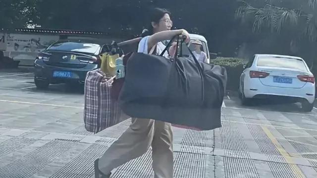 “扁担女孩”拒绝资助，挑起成长的担当丨中听