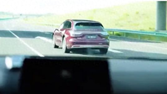 享界 S9T 红色实车曝光，余承东亲测智慧电门与尾门