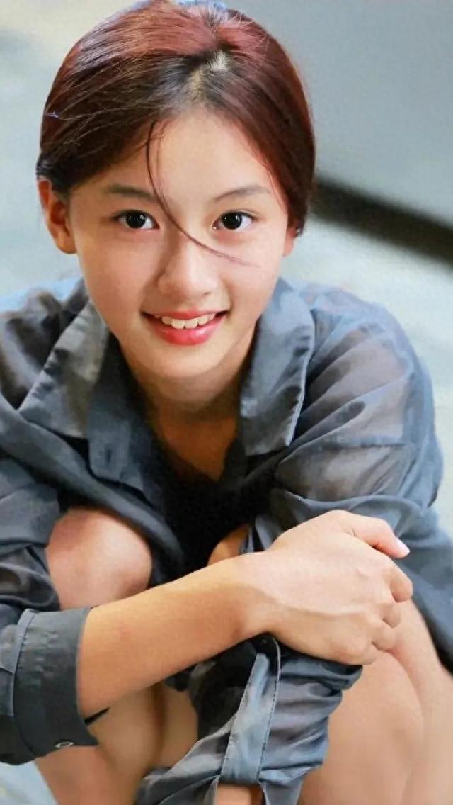 15岁撞脸张柏芝女孩站台两小时赚 8 千，流量变现背后争议不断