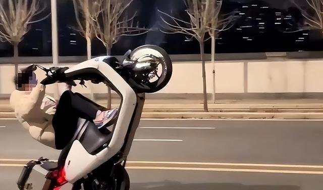 湖南两高中生骑电动车撞墙身亡，改装电动车之痛谁来担？