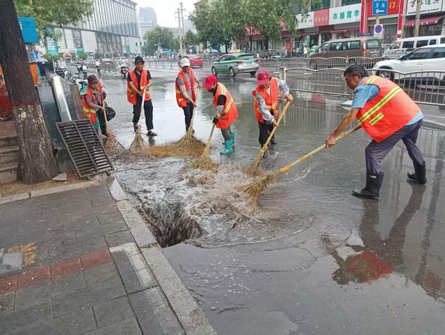 雨后路面精保洁 维护环境保安全