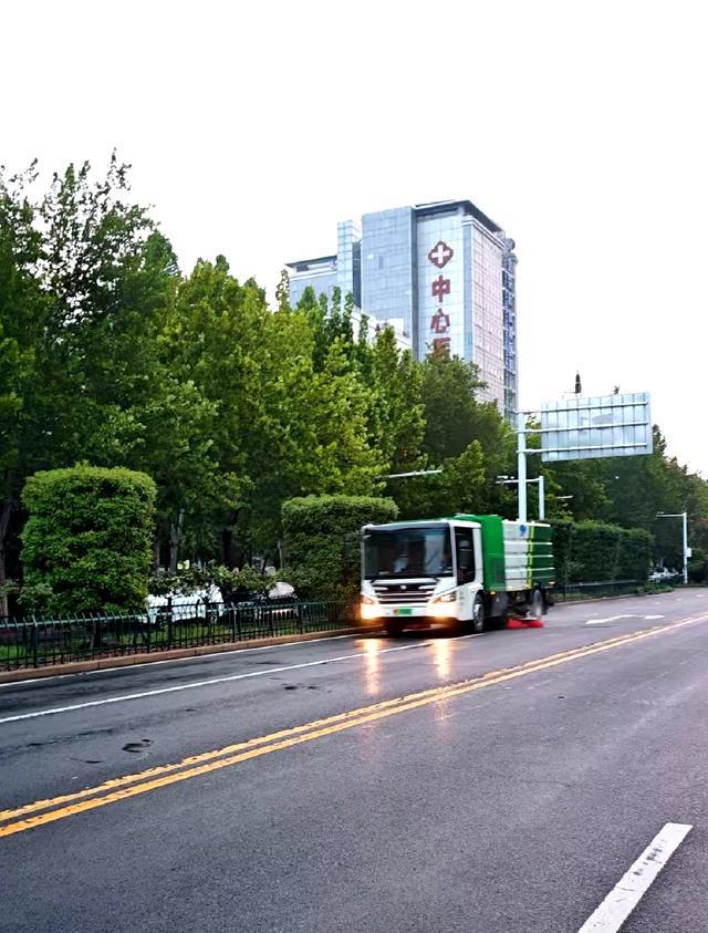 雨后路面精保洁 维护环境保安全