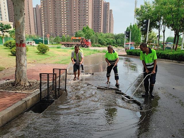 雨后路面精保洁 维护环境保安全