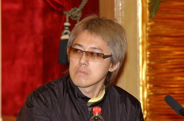 58岁歌手张宇病后满头银发身形消瘦引担忧，经纪人回应