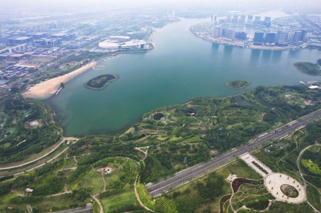 郑州市森林公园： “龙湖”“凤山”绘锦绣