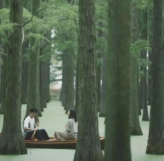 一到夏天，亮马河就成了北京中产的母亲河