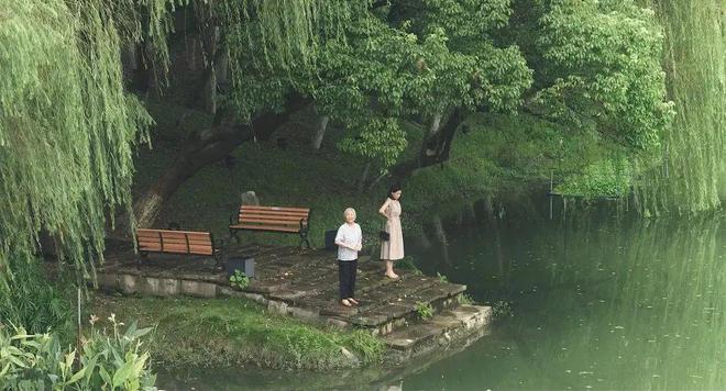 一到夏天，亮马河就成了北京中产的母亲河