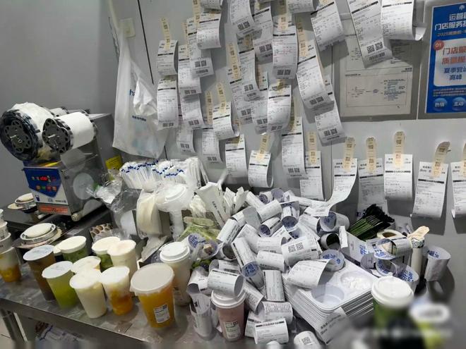 外卖大战横扫大街小巷：商家打单机“快冒烟”，骑手日收入翻倍