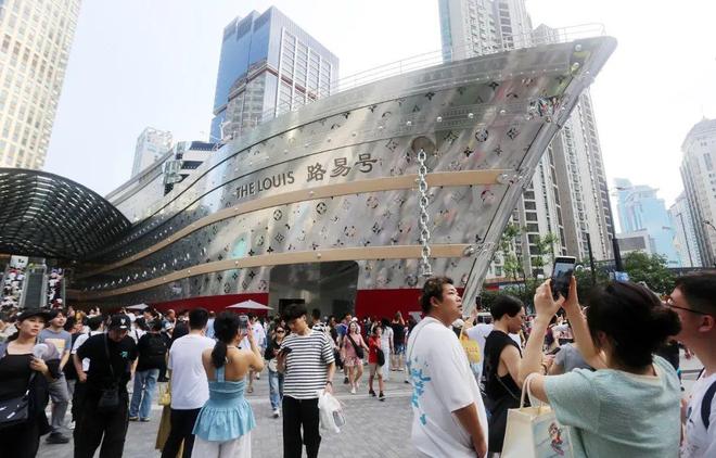 LV新店刷屏，最丑的单品被网友忽略了